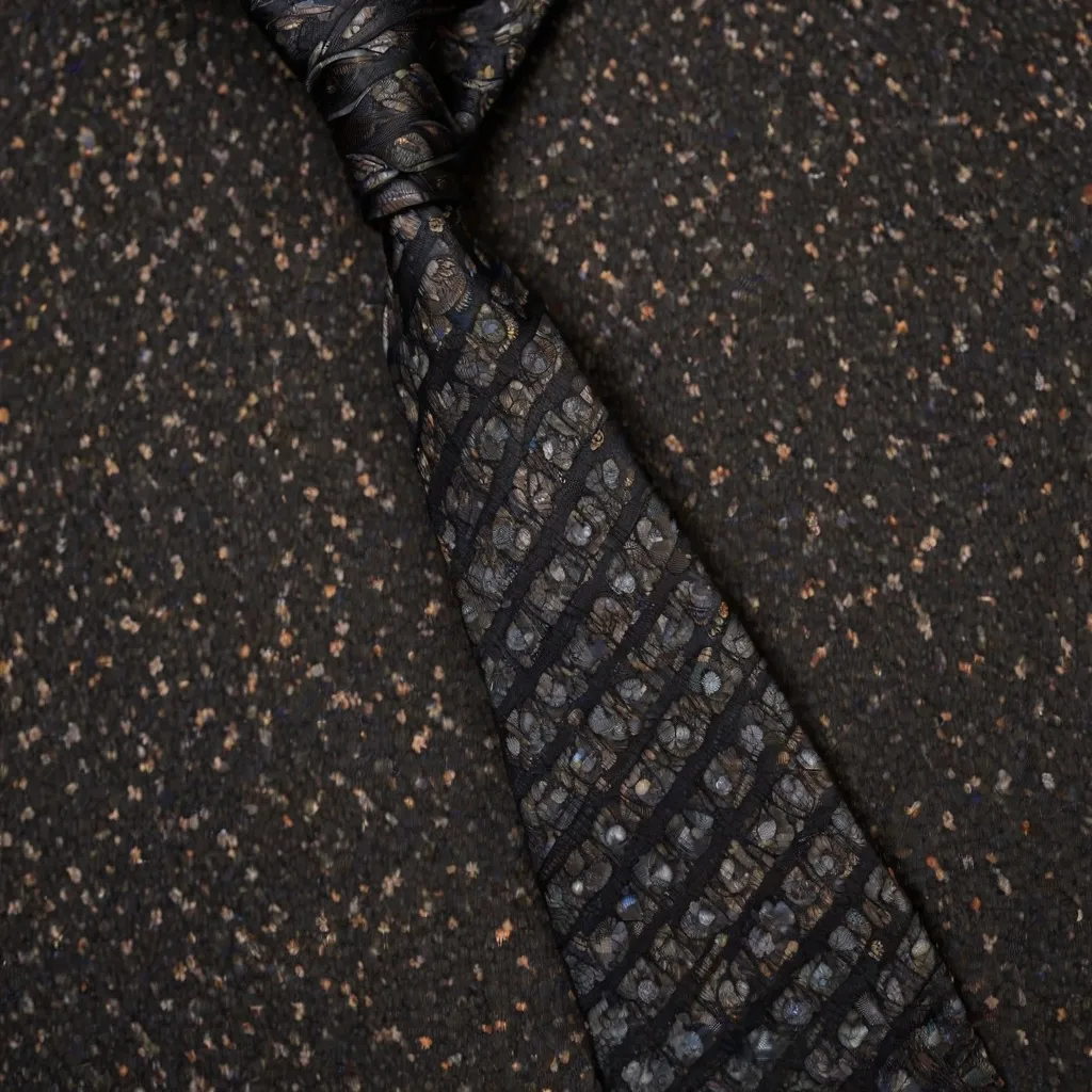 Jaki krawat do czarnej koszuli?